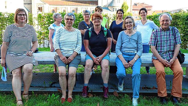 Die SPD-Fraktion hat das Quartiersbüro am Herz-Jesu-Platz besucht und sich die Sorgen und Nöte der Bewohner angehört. Im Bild (vorn von ...