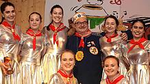 Michael Schlatter gibt seine Abschiedsvorstellung als Oberhansel bei der Blauhemdsitzung. Das Bild zeigt ihn mit dem Junggretleballett, ...