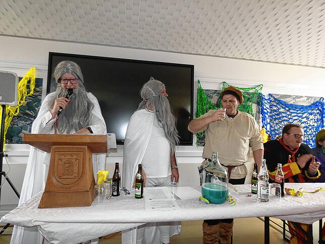 Die närrische Sitzung wird von den zwei Droiden (von links) Holger Jörns und Boris Hoffmann geleitet. Bürgermeister Dominic Böhler darf ...