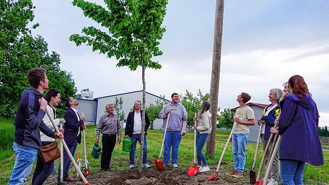 Nach der Gesprächsrunde pflanzten alle Teilnehmer und Organisatoren gemeinsam einen Lindenbaum. Als symbolisches Zeichen des Hoffens.