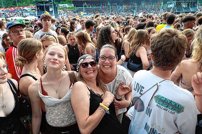 Bild 36: Hier spielt die Musik! Fans tanzen vor den Bühnen beim Campus-Festival 2025