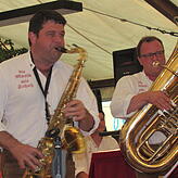 Mitbegründer der Blaskapelle Peng und seit mehr als 20 Jahren hier aktiv: Wolfgang Kugler (links) bei einem Saxofon-Solo.