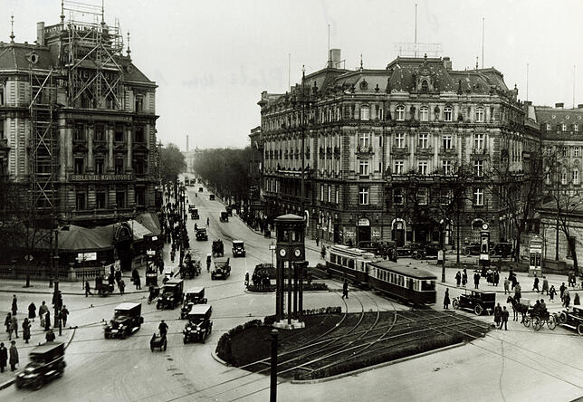 Die belebte Mitte Berlins, der Potsdamer Platz um 1925. In der Platzmitte der regelnde Verkehrsturm, 1924 erbaut