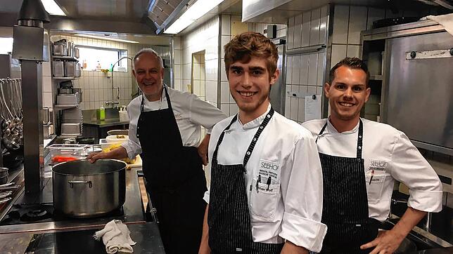 Das Küchenteam im Hotel Seehof: (von links) Chefkoch Jürgen Hallerbach, Souschef Robin Ritz und Auszubildender Krishan Wolf.