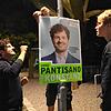 Kandidat Luigi Pantisano (links) hängt mit Hannah Gerster und Sebastian Lederer (hinter dem Plakat) Plakate für den OB-Wahkampf auf.
