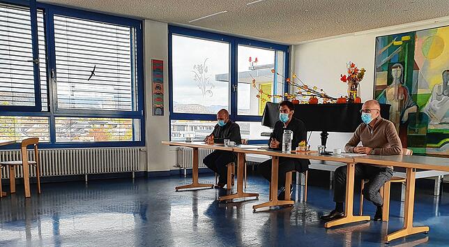 Pressegespräch im Krankenhaus Lörrach mit Abstand, Maske und geöffneten Fenstern (von links): Torben Franzen, Fachbereichsleiter ...