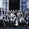 Das Foto zeigt Kindergartenkinder und Gengenbacher Schwestern in einer Zeit, als der Kindergarten noch in Räumen des ehemaligen Klosters ...