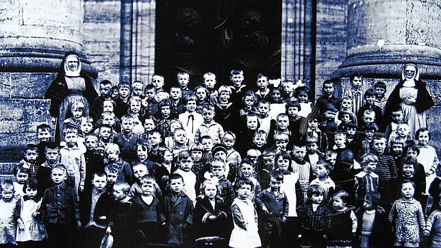 Das Foto zeigt Kindergartenkinder und Gengenbacher Schwestern in einer Zeit, als der Kindergarten noch in Räumen des ehemaligen Klosters ...