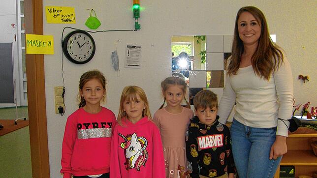 Die Gemeinde Allensbach hat nun für die Schulen und Kinderhäuser Luftfilter und CO2-Ampeln, wie hier hinten an der Wand, angeschafft. So ...