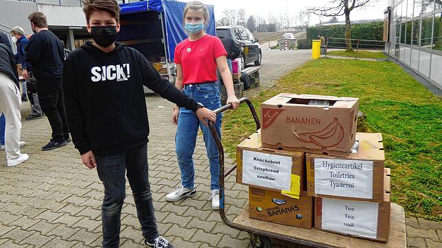Die Realschüler (von links) Mathis Dilpert und Mia Heigle aus der Klasse 6e sitzen ausnahmsweise nicht im Unterricht, sondern helfen ...