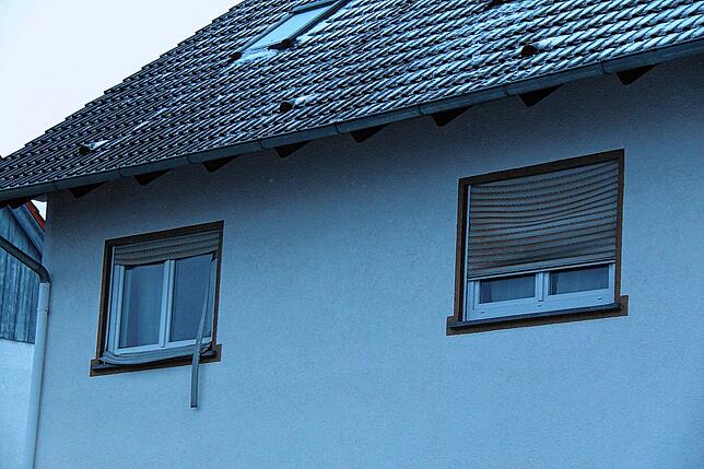 Am Nachbargebäude sind von der Hitze Rollläden verschmort und Scheiben gerissen.