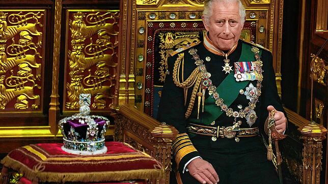 Der damalige Prinz Charles im Mai 2022 neben der Krone der Königin während der Eröffnung des Parlaments in Westminster. Jetzt wird ...
