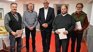 Bürgermeister Frank-Michael Littwin (Mitte) zeichnet Christian Rooks, Andreas Raimann, Kai-Uwe Marx und Peter Schalajda (von links) mit ...