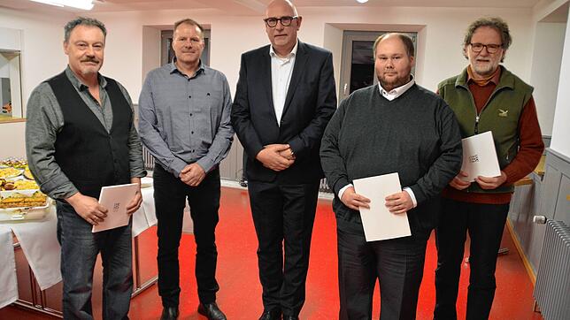 Bürgermeister Frank-Michael Littwin (Mitte) zeichnet Christian Rooks, Andreas Raimann, Kai-Uwe Marx und Peter Schalajda (von links) mit ...