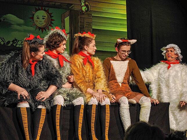 Ganz neu dabei: Der Jugendclub der Niederburg in einer Fuchs-im-Hühnerstall-Nummer debütiert beim Narrenspiel der Narrengesellschaften ...