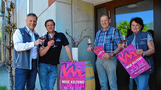 Die Eröffnung der neuen Kelterei in Meersburg wird zünftig gefeiert. Geschäftsführer Martin Frank, Jungwinzer Andreas Mohr, ...