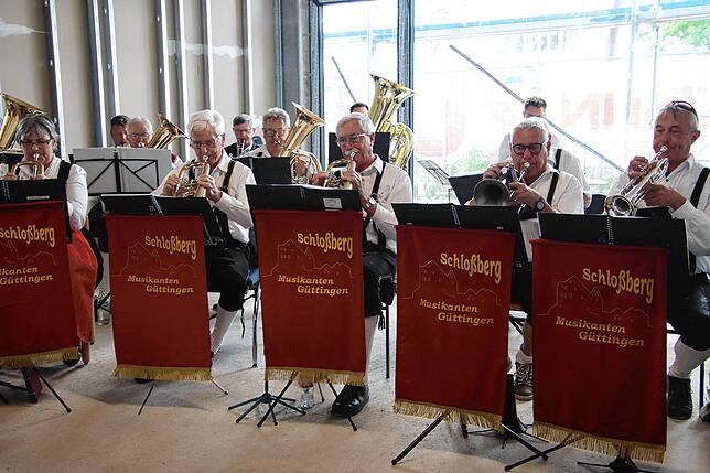 Die Schlossbergmusikanten aus Güttingen unterhalten beim Richtfest.