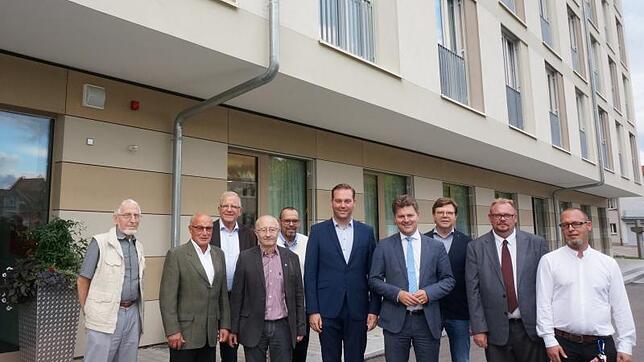 Europaabgeordneter besichtigt Matthias-Claudius-Haus: Beim Rundgang mit dabei waren (von links, neben dem Eingang zum neuen MCH) Theo ...