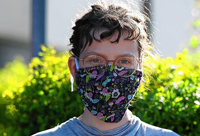 Bild 4: Maskenparade aus Friedrichshafen: Wir zeigen Häfler mit ihrem Mund- und Nasenschutz. Eine Portraitserie