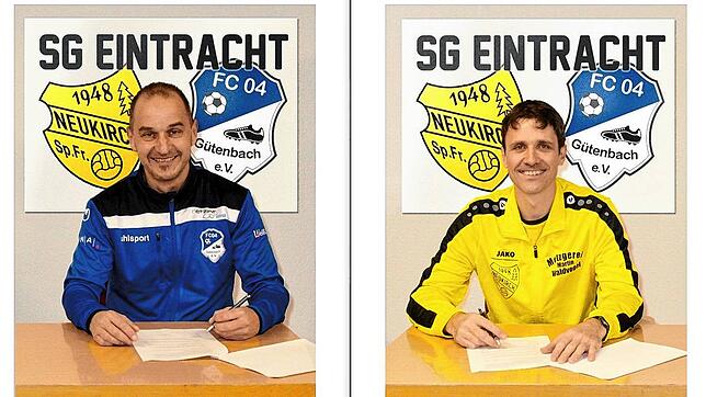 Die Vorsitzenden Michael Eschle (Gütenbach/links) und Dirk Hofmeier (Neukirch) unterzeichnen den Vertrag der neuen Spielgemeinschaft. ...