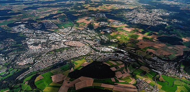 V und S aus der Luft: Villingen (links) mit der grün umrahmten Innenstadt. Rechts oben Schwenningen, rechts unten Rietheim und Marbach. ...