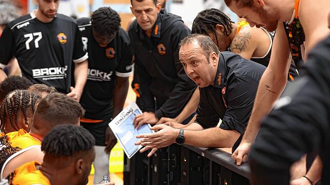 Panthers-Chefcoach Alen Velcic versucht, seine Spieler zu heiß zu machen. In der laufenden Saison tun sich die Schwenninger jedoch sehr ...