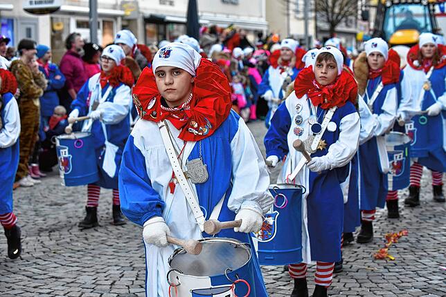 Bild 5: Fasnetmontag in Villingen: Bilder vom blau-weißen  Glonkiumzug