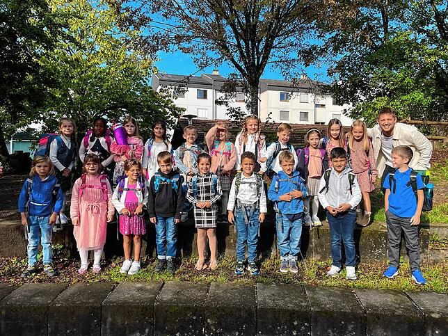 Die Klasse 1a der Scheffelschule Rielasingen mit ihrem Klassenlehrer Moritz Brehmer bei ihrer Einschulungsfeier.