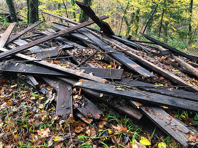 Unbekannte haben im Wald bei Schwörstadt illegal alte Holzdielen entsorgt.