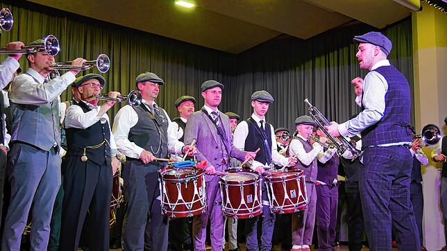 Der Fanfarenzug Castellaner Riedheim ist seit Jahrzehnten Veranstalter des Bunten Abends in Riedheim &ndash; hier bei der Eröffnung ...