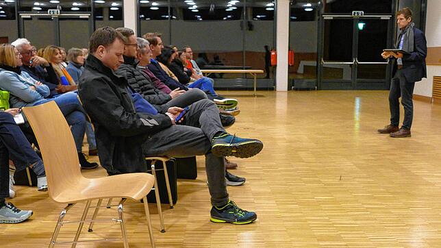 Bürgermeister Severin Rommeler (re.) und Vereinsvertreter planen die 50-Jahr-Feier der Gemeinde Sauldorf. Bild: Heinrich Sturm