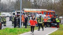 Zahlreiche Einsatzkräfte sind am Unfallort eingetroffen.