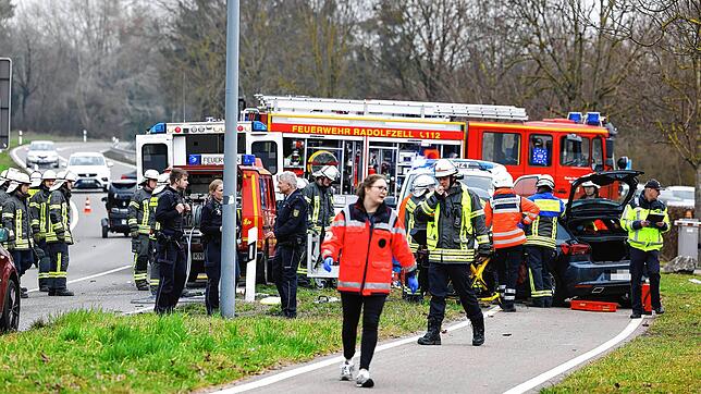 Zahlreiche Einsatzkräfte sind am Unfallort eingetroffen.