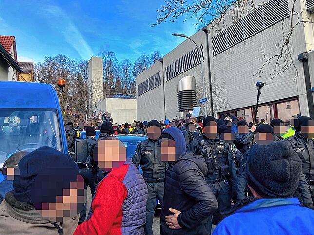 Als das Vorauskommando von Landwirtschaftsminister Cem Özdemir ankommt, eskaliert die Situation in Biberach.