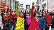 Premiere einer Protestaktion: Der Flashmob gegen Gewalt gegen Frauen und Mädchen unter der Leitung von Anita Neidhart-März (vorne) ...
