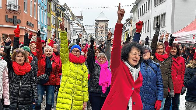 Premiere einer Protestaktion: Der Flashmob gegen Gewalt gegen Frauen und Mädchen unter der Leitung von Anita Neidhart-März (vorne) ...