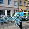 Sommerzeit am Eiscafé: Luca Manarins Arbeitstag beginnt morgens mit dem Tragen der Stühle für die Gäste seiner Eisdiele in der Marktstraße.