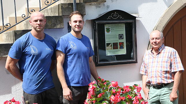 Die Macher (von links): Pascal Sackmann (Mitarbeiter der Kunstschmiede Stöckl), Firmeninhaber und Spender Christian Stöckl und der ...