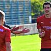 Applaus für den FC Hochrhein: Thomas Wehrle (rechts) sorgte mit seinen beiden Treffern für den 2:1-Husarenstreich im Derby beim FC Erzingen.