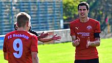 Applaus für den FC Hochrhein: Thomas Wehrle (rechts) sorgte mit seinen beiden Treffern für den 2:1-Husarenstreich im Derby beim FC Erzingen.