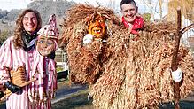 Zwei Narren der Poppele-Zunft aus Singen, die man an der Fasnet sonst nur mit Masken sieht: Lisa Knittel ist ein Schellenhansele, ...