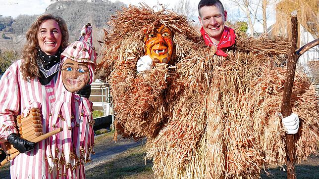 Zwei Narren der Poppele-Zunft aus Singen, die man an der Fasnet sonst nur mit Masken sieht: Lisa Knittel ist ein Schellenhansele, ...