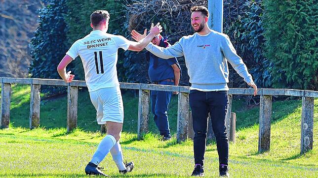 Gratulation: Toni Santoro, gesperrt nach Gelb-Rot vor Wochenfrist in Efringen-Kirchen beim 0:6, klatscht mit dem Sieg-Torschützen Jan ...