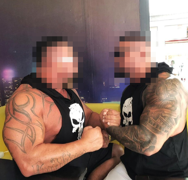 Ein laut Behörden schwerkriminelles Brüderpaar mit dicken Muskeln: Armin „Boki“ C. (links) mit seinem Bruder Nermin C. auf ...
