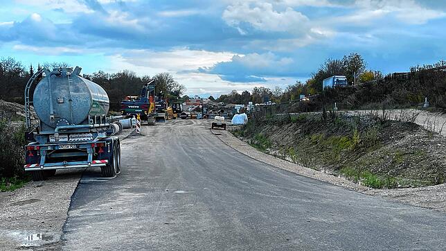 Von der B33-Baustelle an der Kaltbrunner Straße stahlen Dieseldiebe 850 Liter Kraftstoff.
