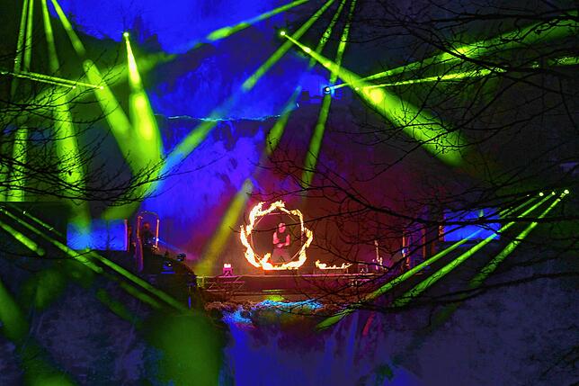 Bei der Feuershow im Wasserfall gibt es bereits ein perfekt komponiertes Schauspiel aus Lasershow, Feuer und Musik (Bild von 2022). In ...