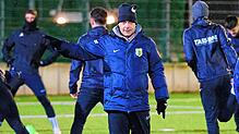 Daniel Wieser (Mitte), neuer Trainer des FC Singen 04, steht vor einer schwierigen Mission. Sein Club steht abgeschlagen am Tabellenende ...