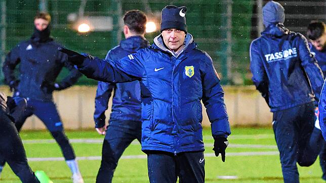 Daniel Wieser (Mitte), neuer Trainer des FC Singen 04, steht vor einer schwierigen Mission. Sein Club steht abgeschlagen am Tabellenende ...