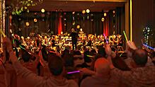 Bunte Knicklichter kommen beim Elvis-Presley-Stück „Can‘t Help Falling in Love“ im fantasievoll geschmückten Saal im Haus des Gastes zum ...