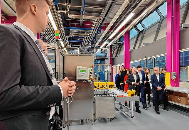 Kanzler Olaf Scholz in der Produktionshalle und vor dem Innovationencampus